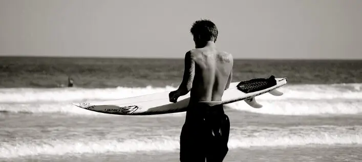gewachster Mann am Strand
